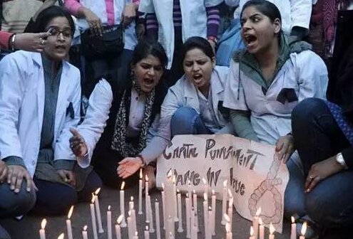 　　▲黑公交轮奸案后，印度民众举行抗议活动。