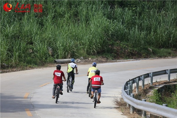 骑手们你追我赶