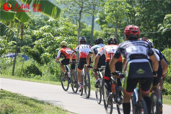 沿途中,骑手们边享受着沿途的风光,边骑行感觉快乐无限