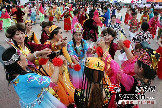 5月26日，塔城市民在文化广场上尽情舞蹈。