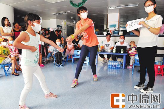 小患者参加“我来比画你来猜”互动游戏