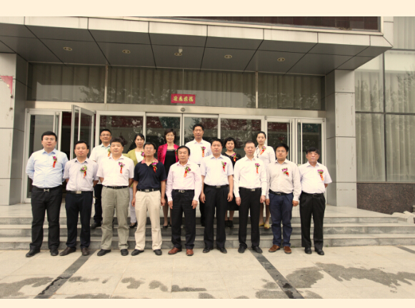 参加“河北省汽车行业诚信经营示范单位”创建活动的相关领导合影(图)