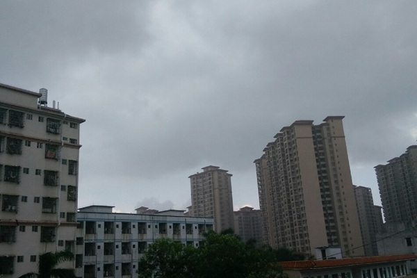 昨天，广东湛江市出现降雨。（图片来源：新浪微博）