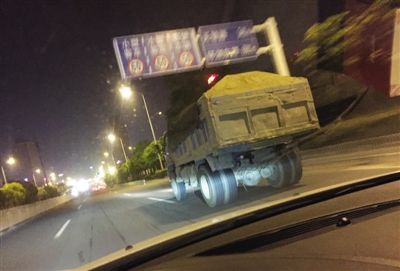 晚上十一点,数辆无牌渣土车在望江路呼啸而过