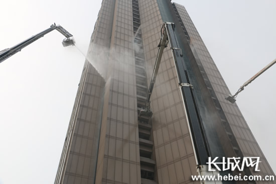 河北举办 超高层建筑 消防演练 直升机运送伤员