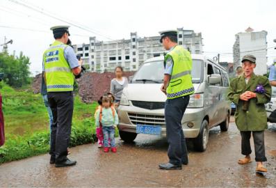四川自贡现非法校车:核载8人竟挤了24名幼儿