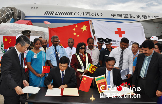 中国政府向斯里兰卡抗灾提供的援助物资运抵斯