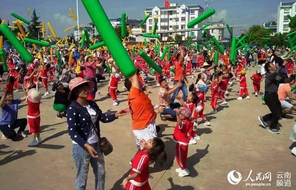 石金幼儿园小朋友和家长一起玩亲子游戏。摄影：杨俊