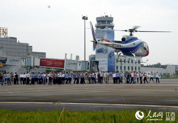 直升机从机场停机坪起飞