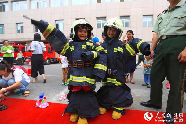 在活动现场，小朋友穿上消防服，化身“萌娃消防员”。