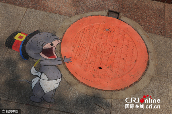 　　国际在线消息：2016年06月01日，山东建筑大学校园内，近百井盖被画上涂鸦萌萌哒，吸引众多大学生的眼球。图片来源：视觉中国
