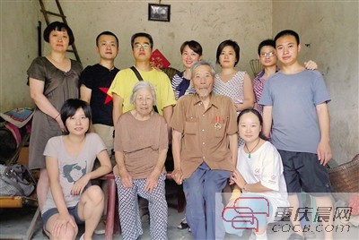老兵生前与志愿者的合影。