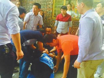 5月24日,卢老师晕倒后,学生将她抬到担架上。