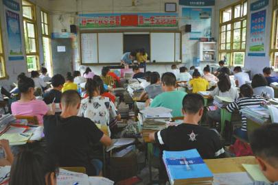 卢老师生前教过的两个班,如今已由胡泉接手。