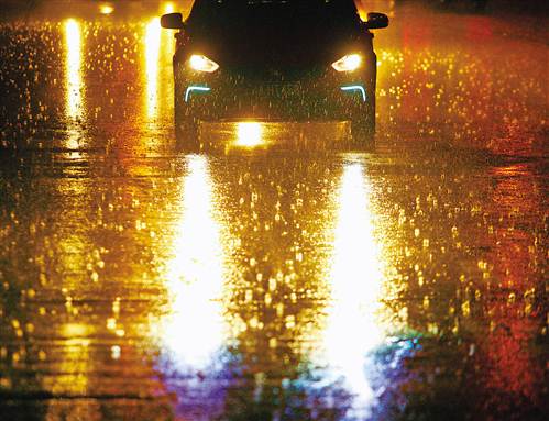 六月一日凌晨，沙坪坝区小龙坎立交，疾雨中，车辆行驶缓慢。 特约摄影苏思