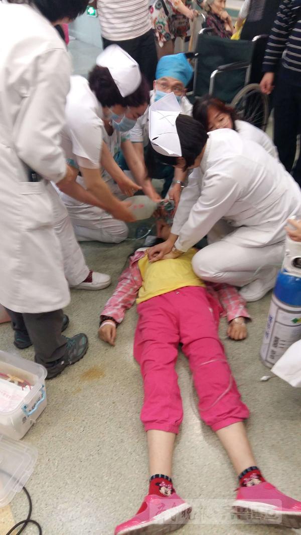 少女就诊时心跳骤停,医护人员跪地按压救命