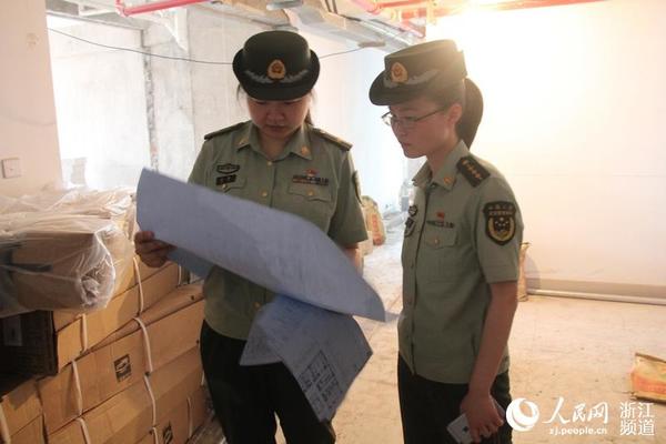 为了工程安全，孙蔚每天在工地上奔波10公里以上。赵倩 摄