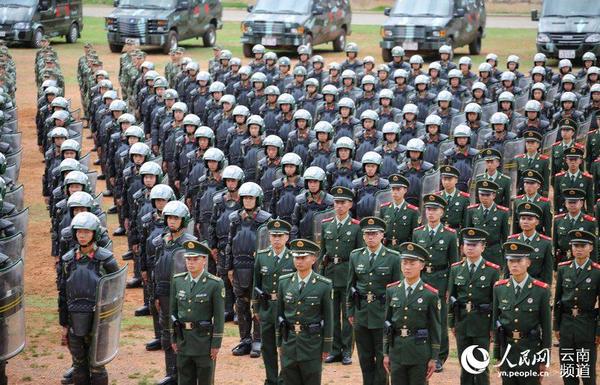 整齐列队。摄影：胡程