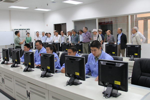 院士们参观设备机房。刘国辉摄