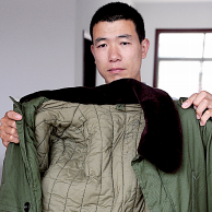 当兵十几年,回家很少,哥哥在家中只找到亮亮遗留下的一件军棉衣。