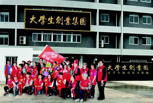 图文:一批大学生为老人提供暖心服务