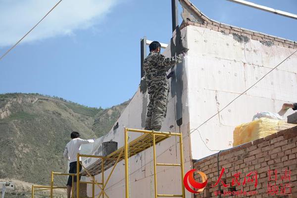 施工队为村民建设新农居（李东京 摄）