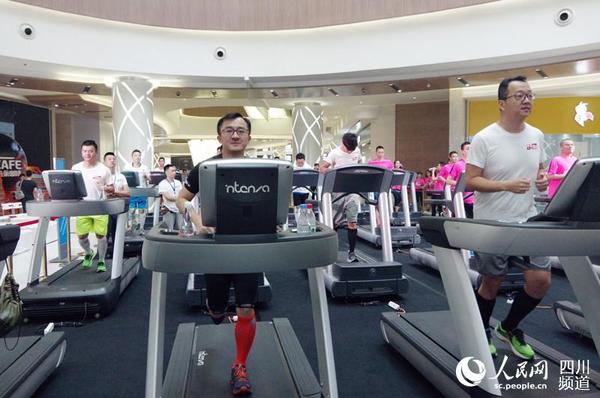 现场跑友陪跑。（王军 摄）