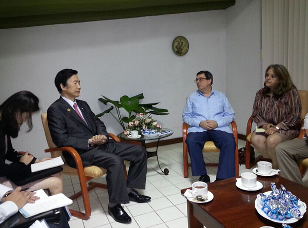 韩国外长尹炳世与古巴外长布鲁诺·罗德里格斯进行首次外长会谈（网页截图）