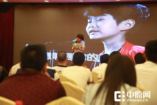 小朋友倾情演出公益歌曲