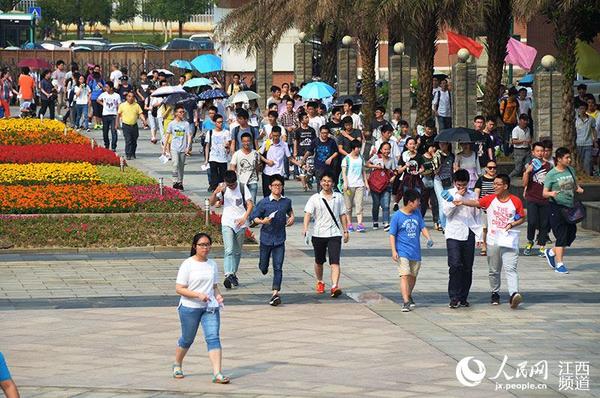 参加高考的学生们进入考场适应考试环境,查看自己的考场。