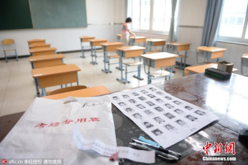资料图：2016年6月3日，北京，东直门中学考点，教室外已贴上了统一印制的考场信息，上面显示着考点编号、名称及具体的考场号。图片来源：东方IC 版权作品请勿转载