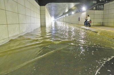 郑州红专路隧道淹了半边 东区开车到金水区走