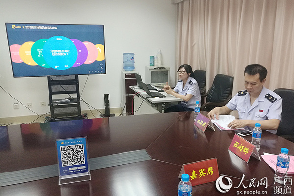 工作人员现场解答嘉宾扫码提出的问题