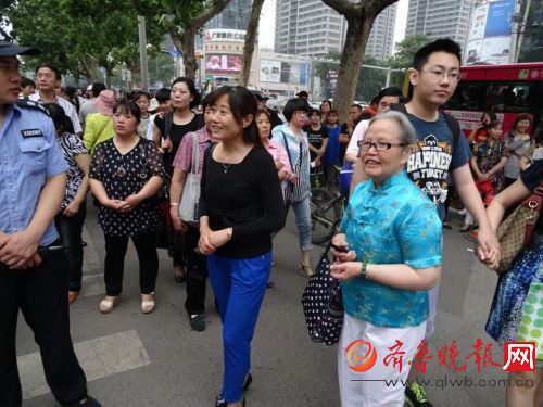 2016年高考实拍:济南七中考点考生合影留念