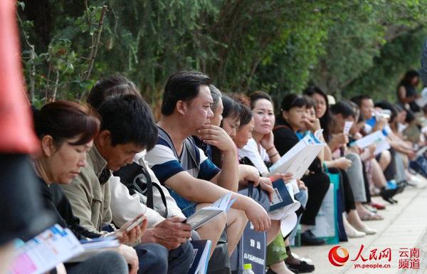 6月7日上午，昆明一中考点外，家长们正在等待考试结束。（人民网虎遵会 摄）