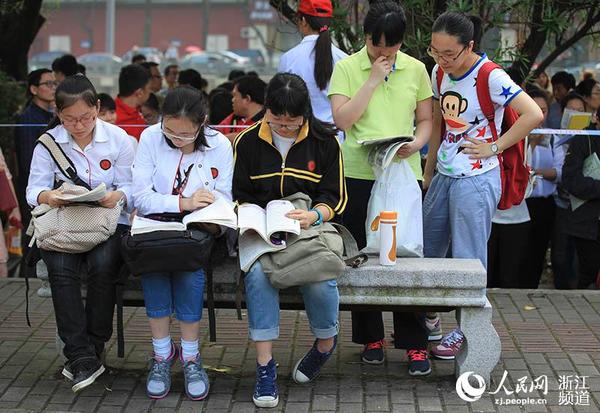 在宁波效实中学考场门口，考生们做最后的温习。章勇涛 摄