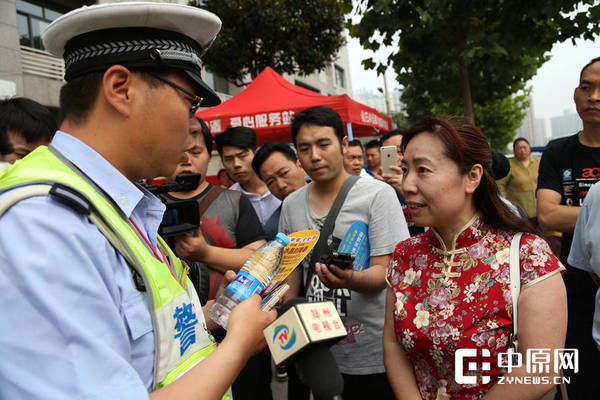 8点50分，在郑州四中考点门前，一位考生焦急地求助，身份证没有带，但已经进入考场，需要老师尽快将身份证送到。在考点外执勤的交警三大队民警郑斌马上启动警用摩托，载着送考老师前往宾馆取身份证。