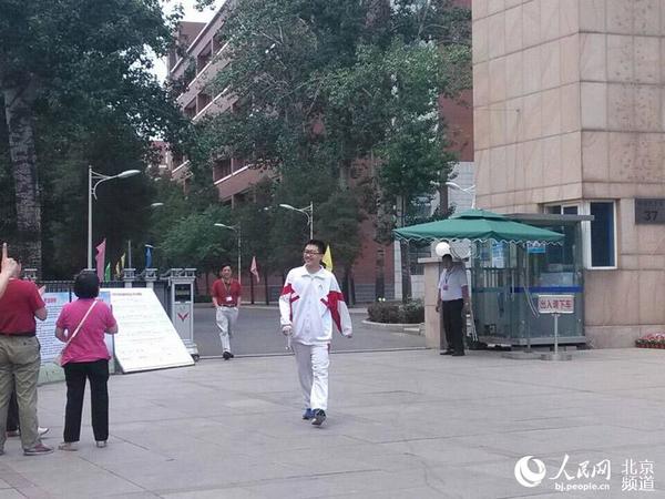 人大附中考点第一位走出考场的考生。人民网 尹星云 摄