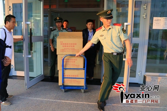 6月7日,武警边防官兵帮助工作人员搬运试卷。