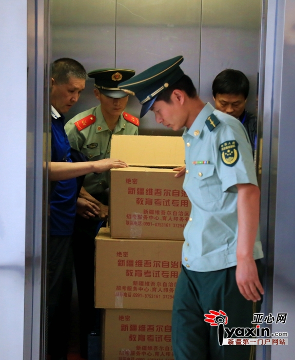 6月7日,武警边防官兵帮助工作人员搬运试卷。