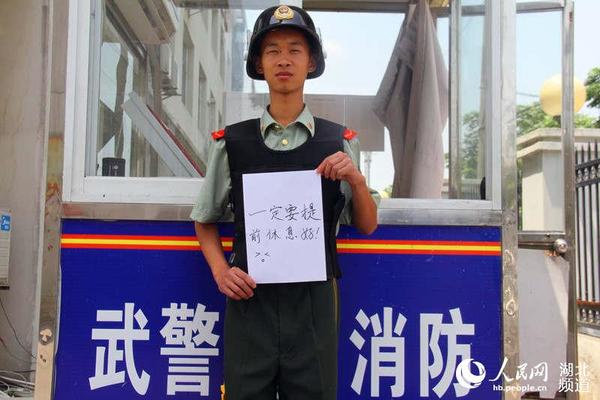 湖北潜江消防拍萌照祝福考生金榜题名