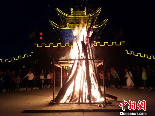 甘肃平凉市泾川县城刘村策划篝火晚会,助力乡村旅游。 崔琳 摄