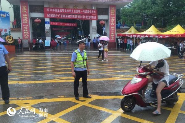 高考首日街头执勤的海南交警