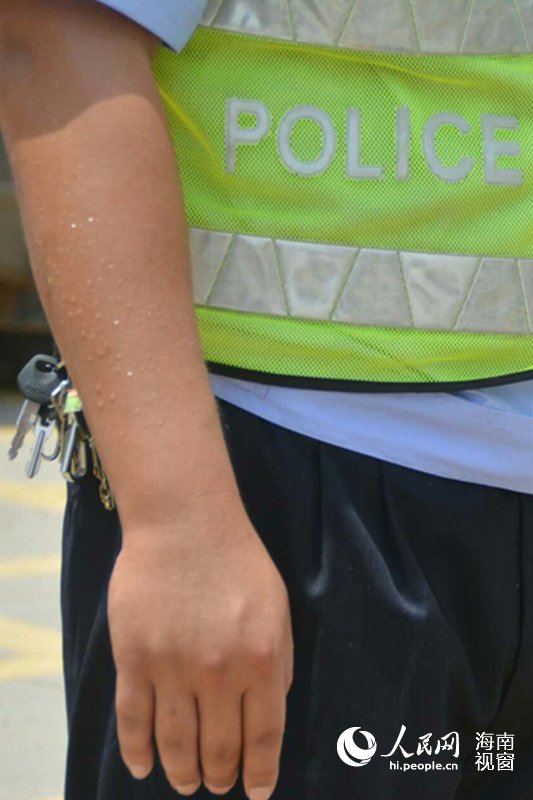 高考首日街头执勤的海南交警