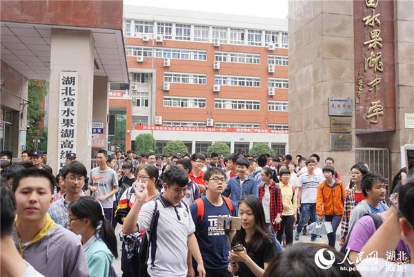 高考首日考试结束，考生走出考场。