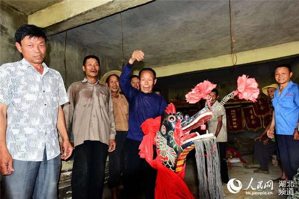 69岁的村民雷希传向村民们讲解请龙头下江的规矩。