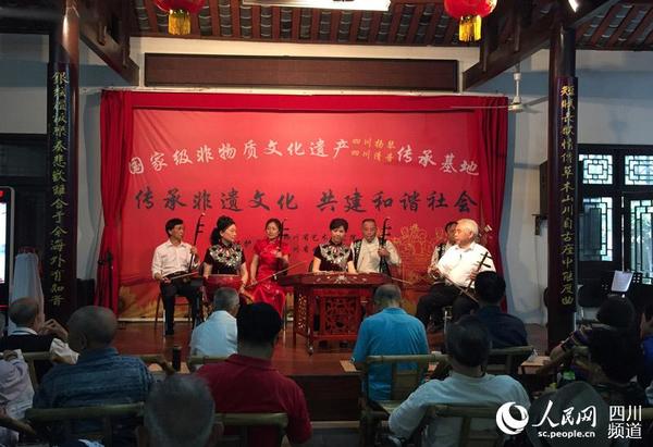 6月2日下午,大慈雅韵茶堂,茶客们正在欣赏四川扬琴。(记者陈曦 摄)