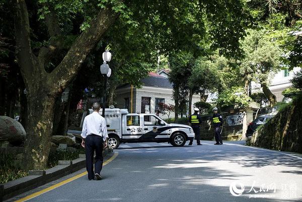 交警对考点周边道路进行交通管制。