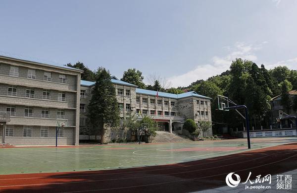 位于庐山风景区的庐山中学。