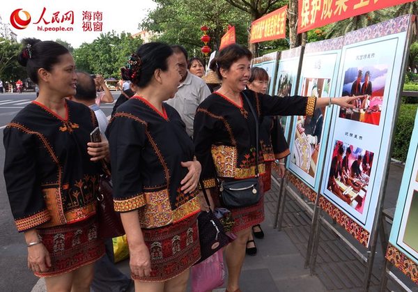 少数民族姐妹参观图片展